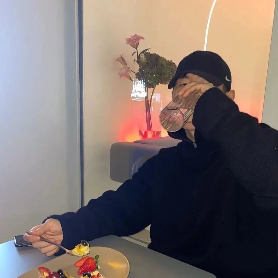 休闲帽冷酷男生头像