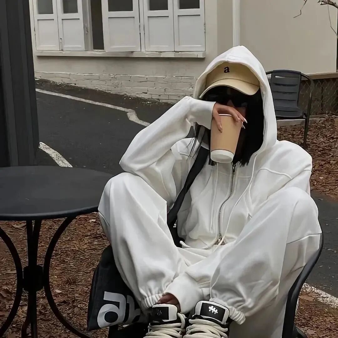 小众不露脸喝咖啡女生头像