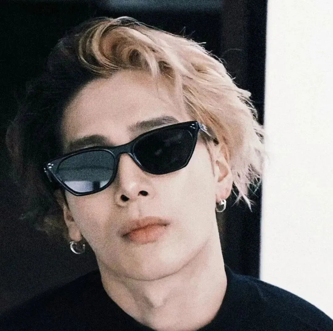 王嘉尔头像酷酷墨镜男生头像