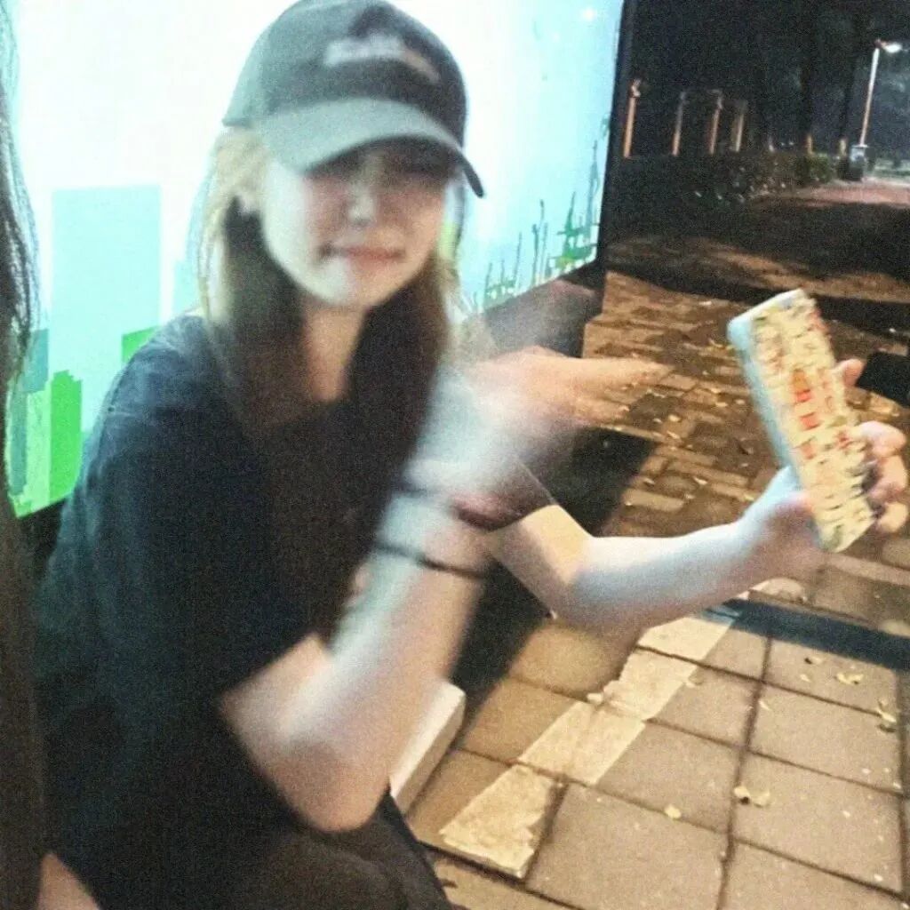 休闲帽甜妹女生头像