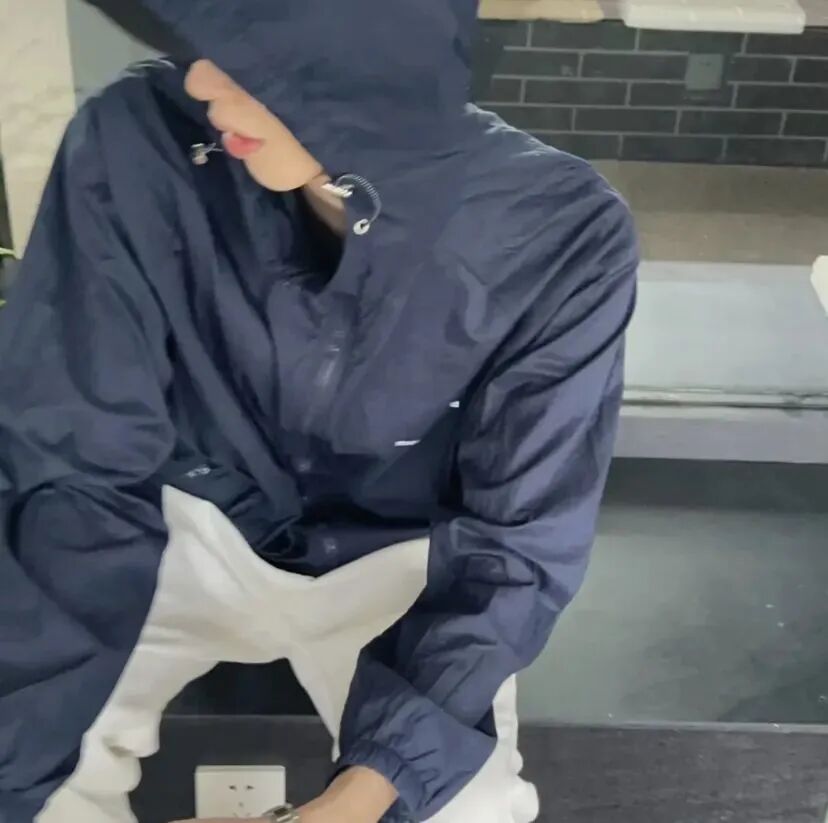 休闲帽侧脸男生头像