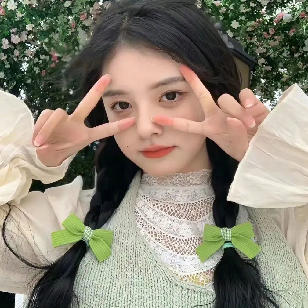 剪刀手小清新女生头像