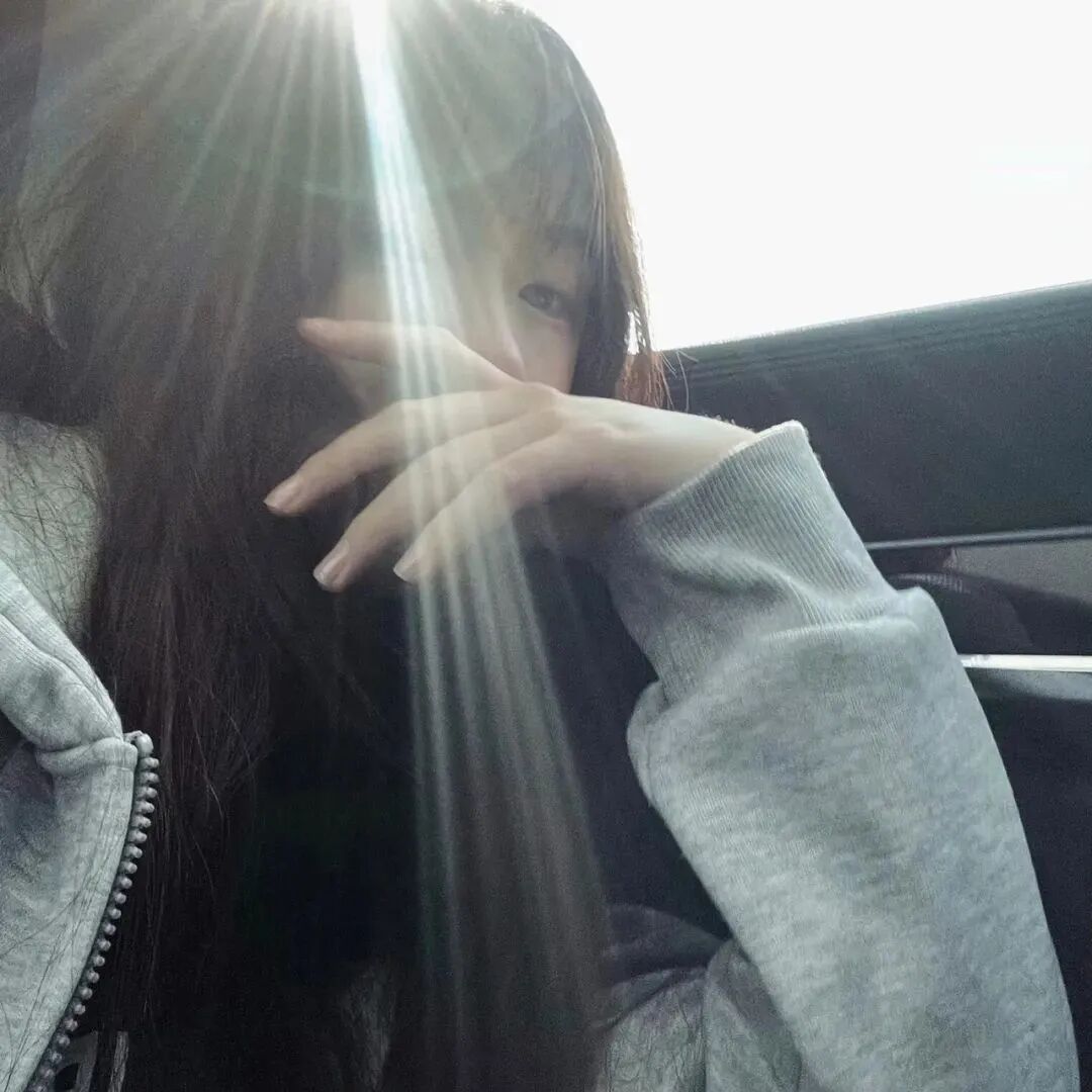 车内光感女生头像