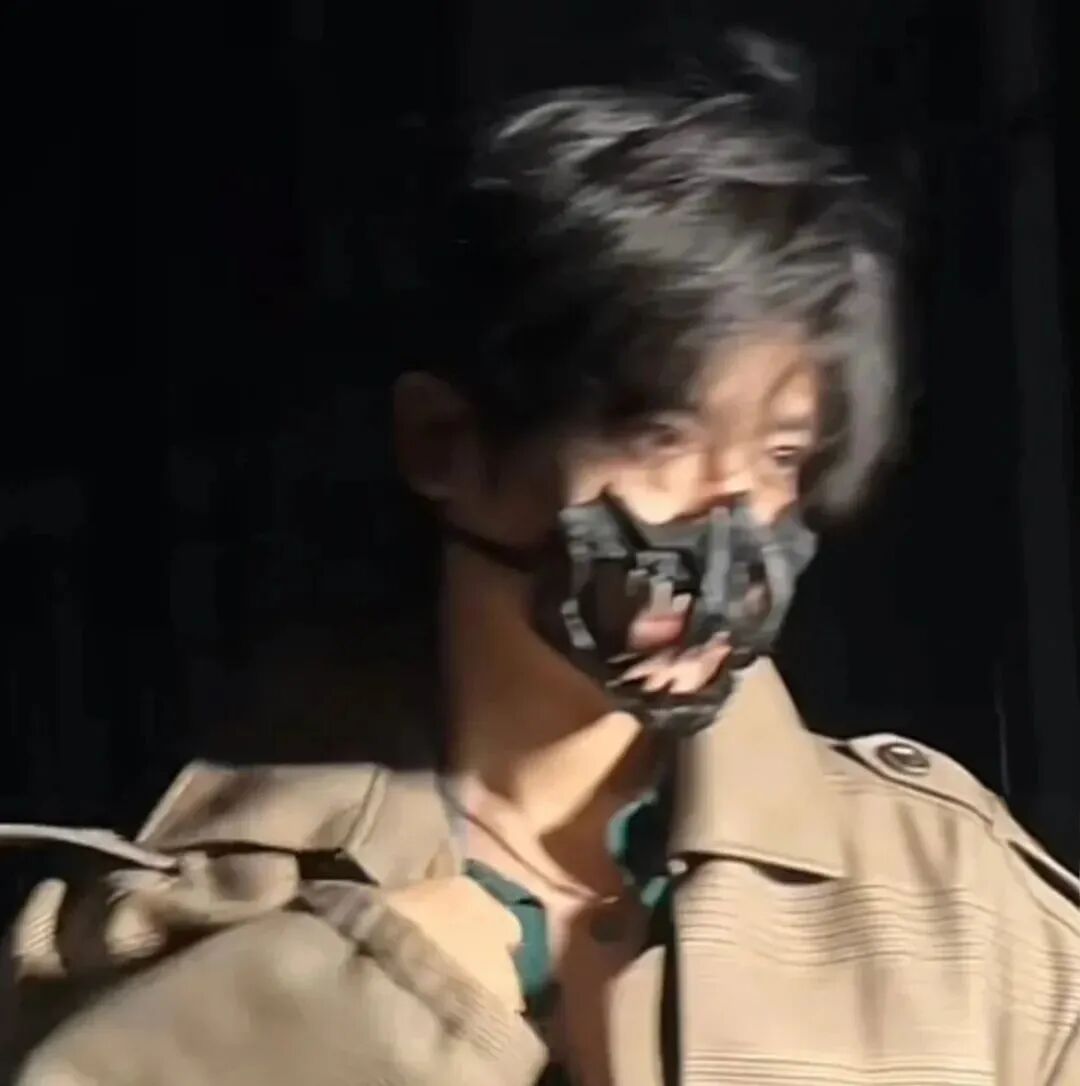 酷酷侧脸口罩男生头像