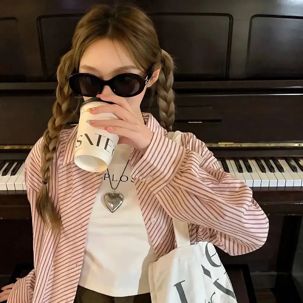 酷酷墨镜女生头像