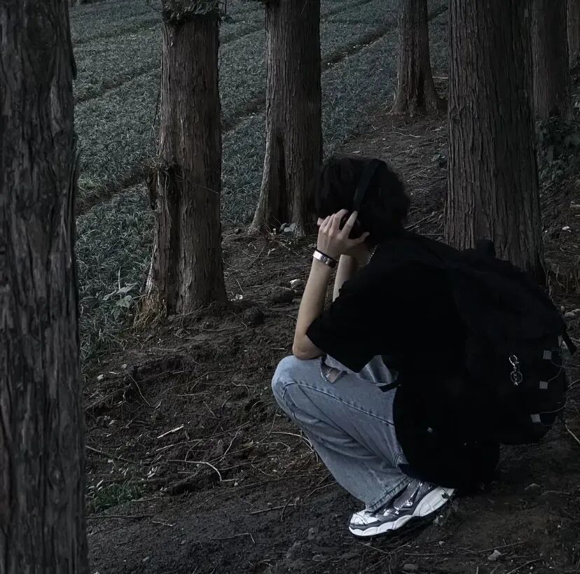 戴耳机意境不露脸男生像
