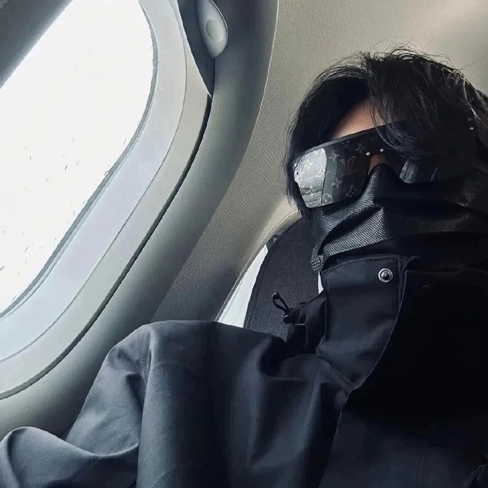 冷酷墨镜不露脸男生头像