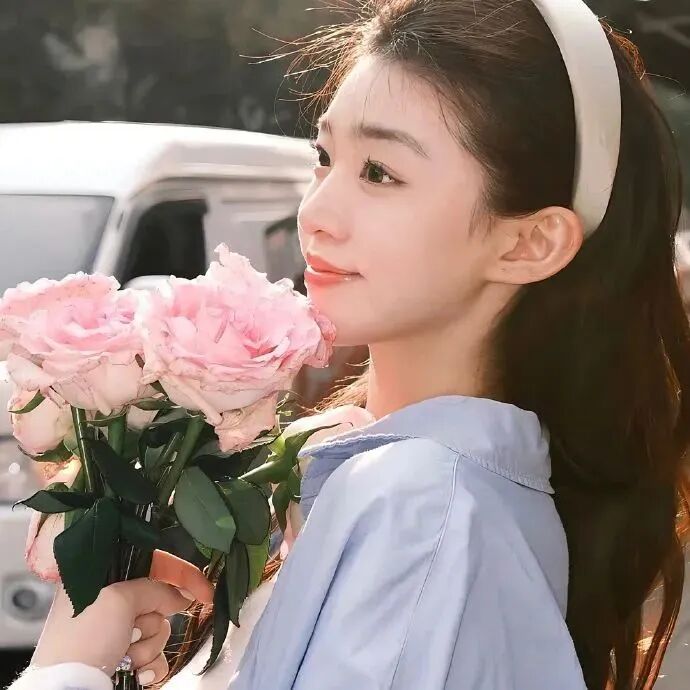 鲜花温柔侧脸女生头像