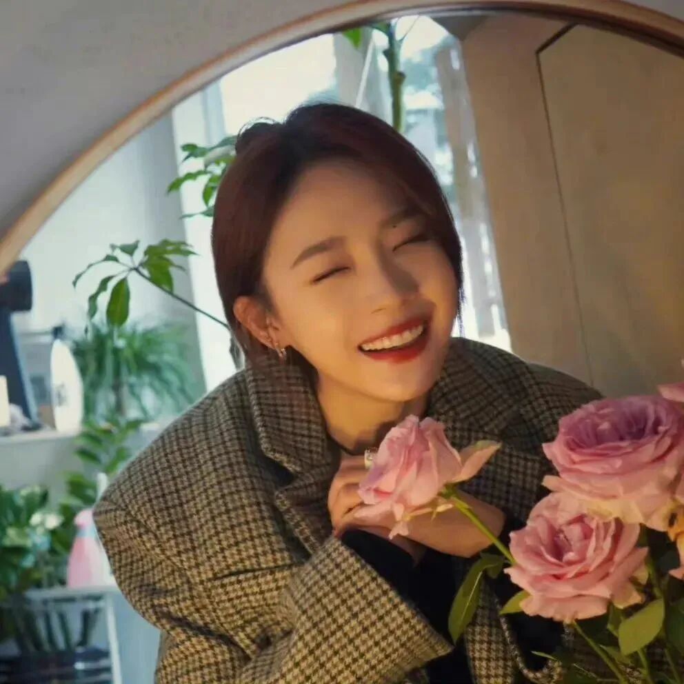 甜美爱笑鲜花女生头像