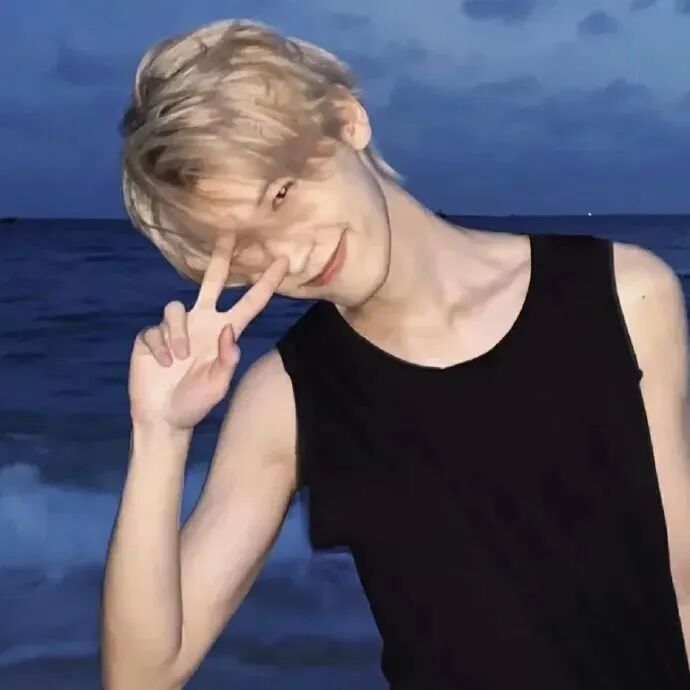 海边男生头像