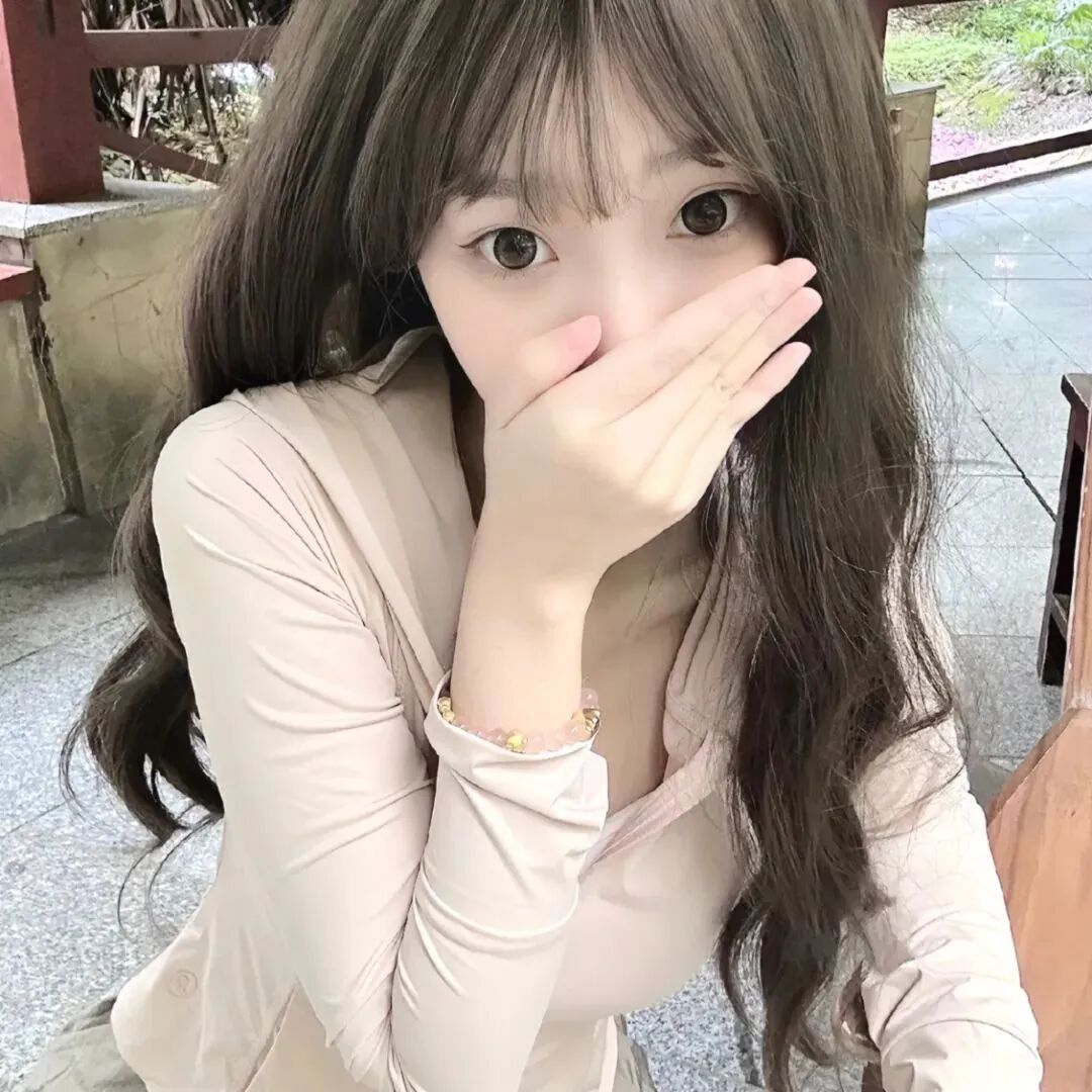 捂嘴甜美女生头像