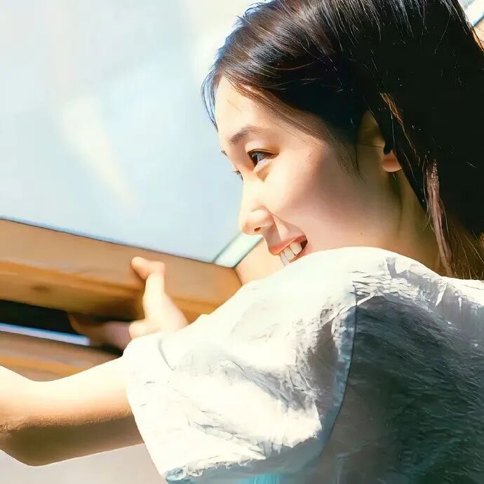 光感甜美爱笑女生头像