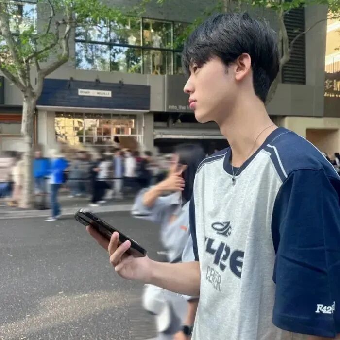 街头侧脸男生头像