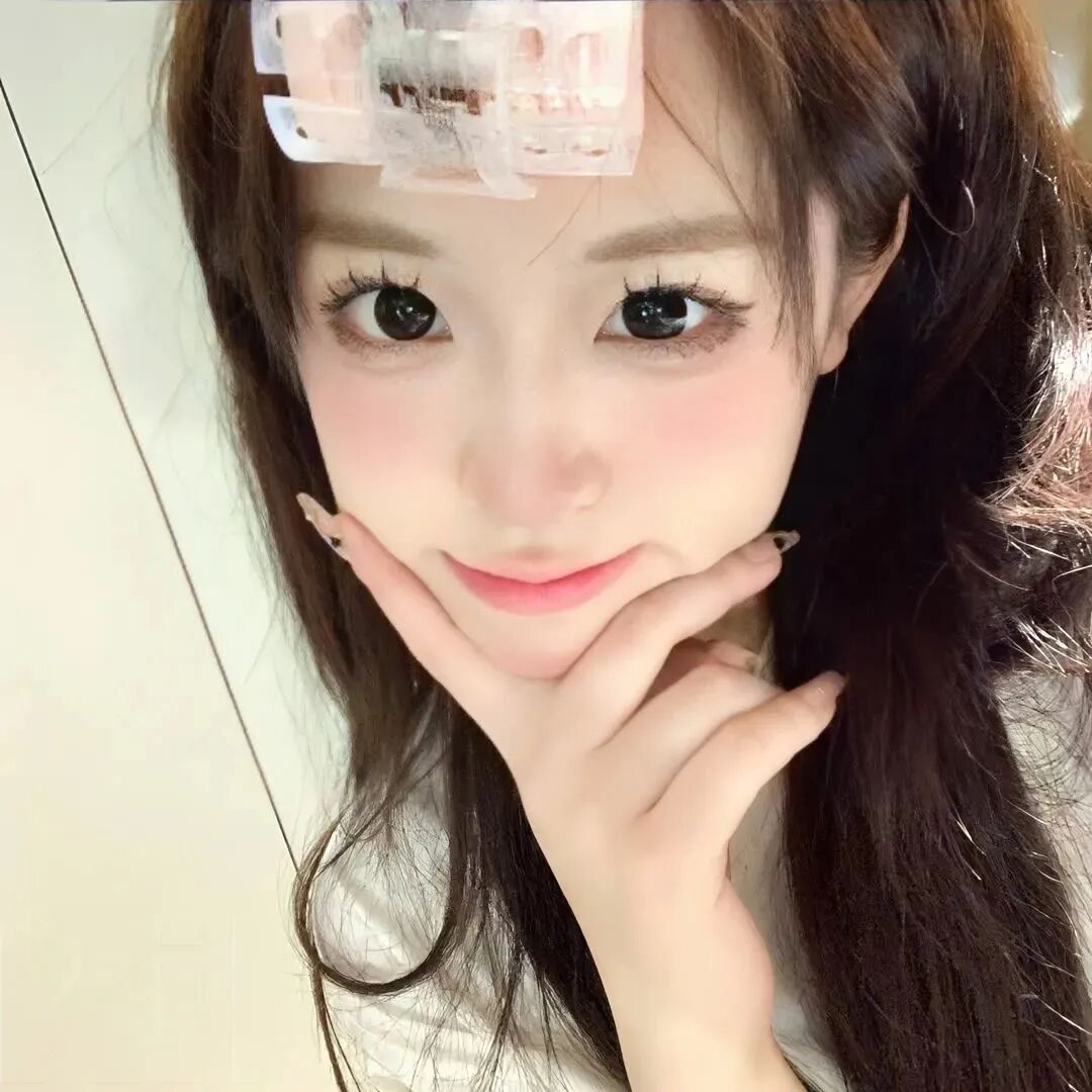 手扶着女生头像