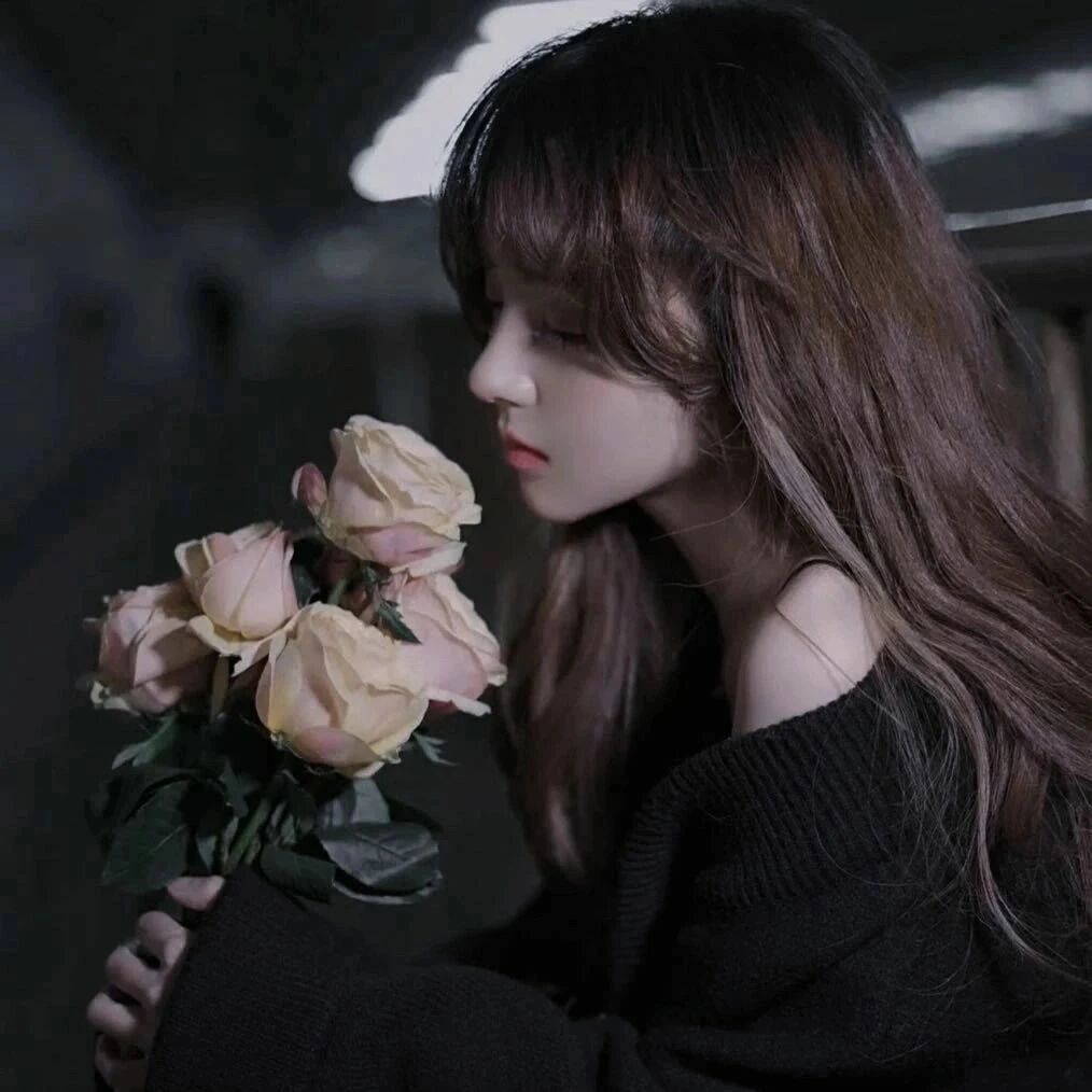 鲜花氛围感侧脸女生头像