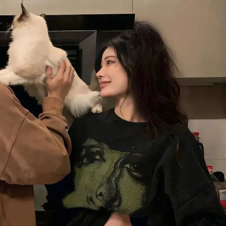 抱着猫咪真人情侣头像