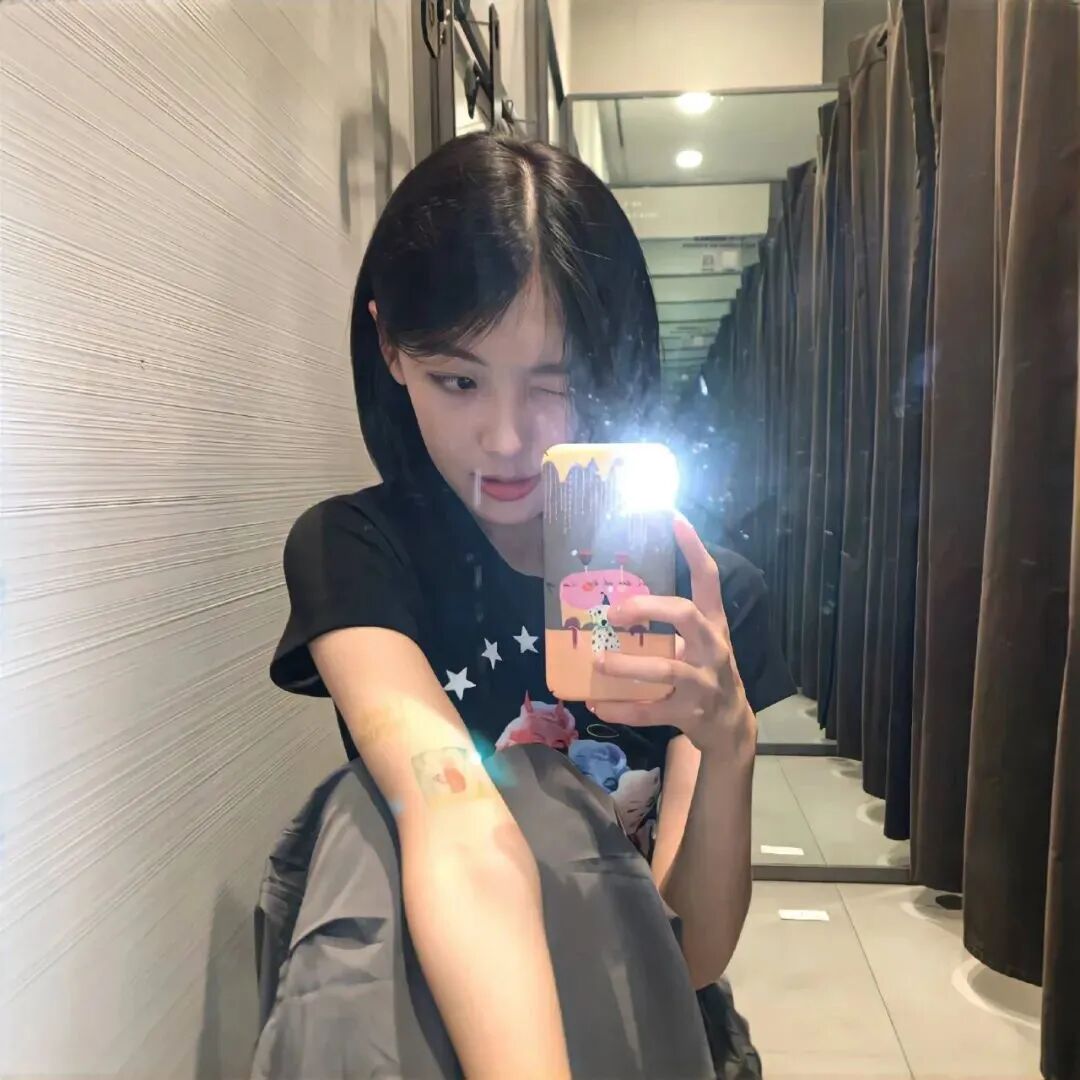 自拍手机闪光灯女生头像
