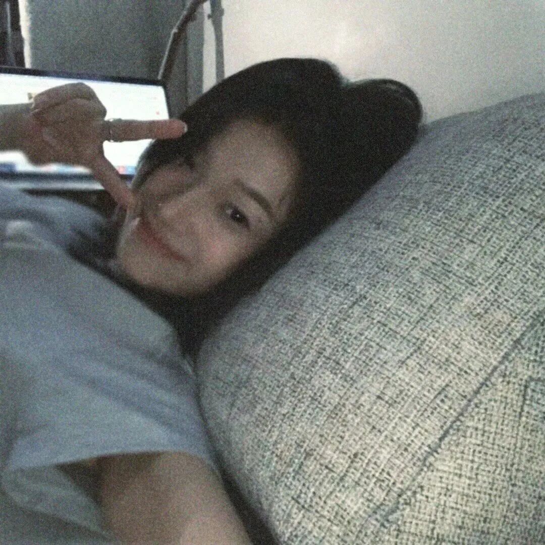 剪刀手甜美爱笑女生头像