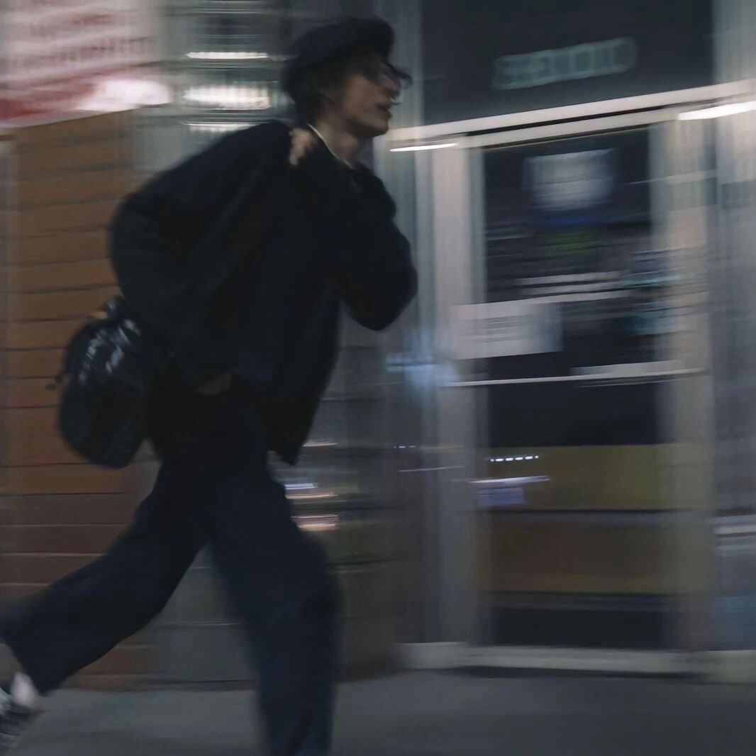 氛围感奔跑侧脸男生头像