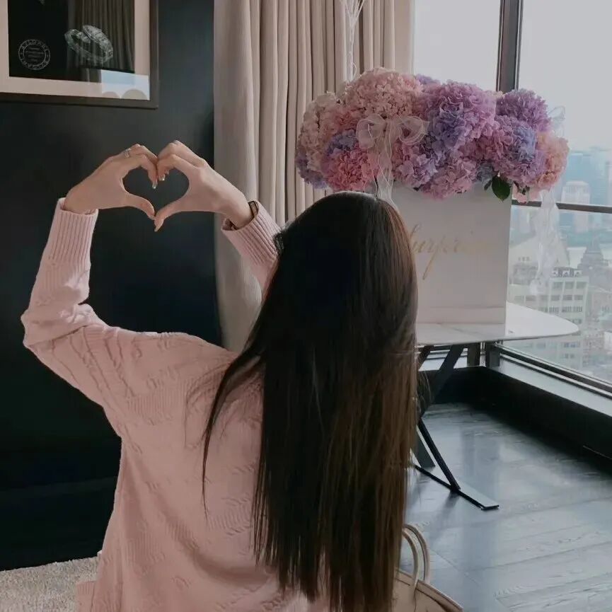不露脸比心女生头像