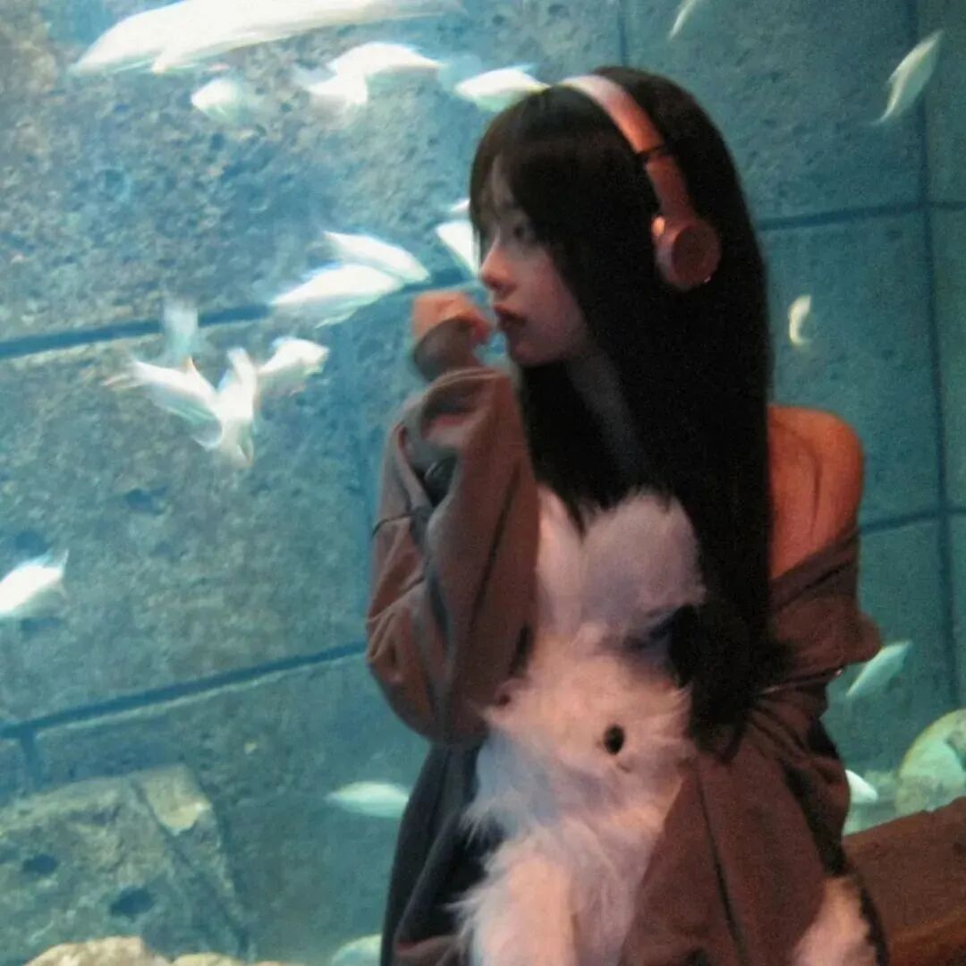 戴耳机氛围感侧脸女生头像