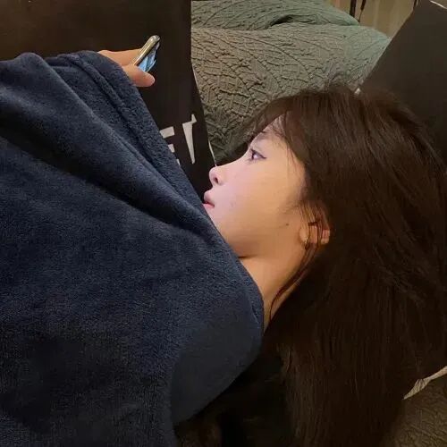 躺着侧脸女生头像