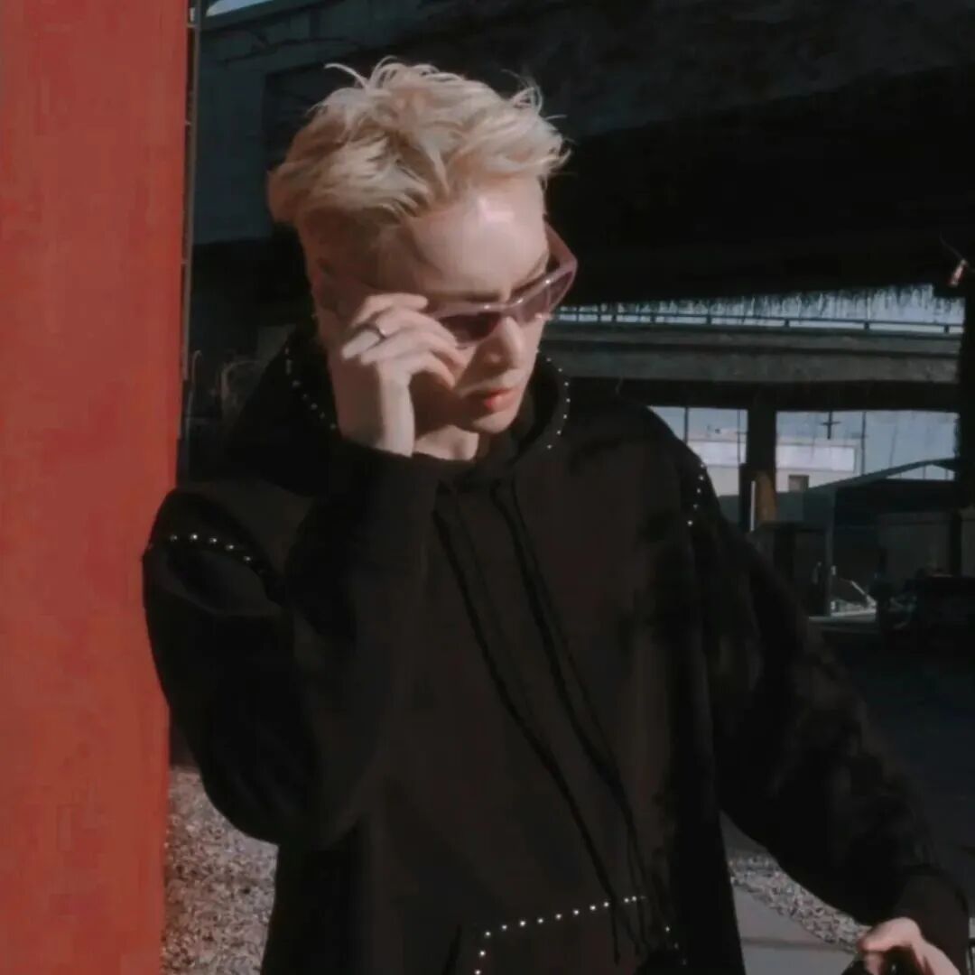 张艺兴头像酷酷墨镜侧脸男生头像