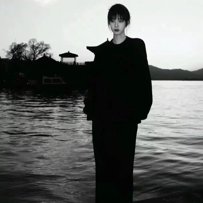 优雅黑白女生头像