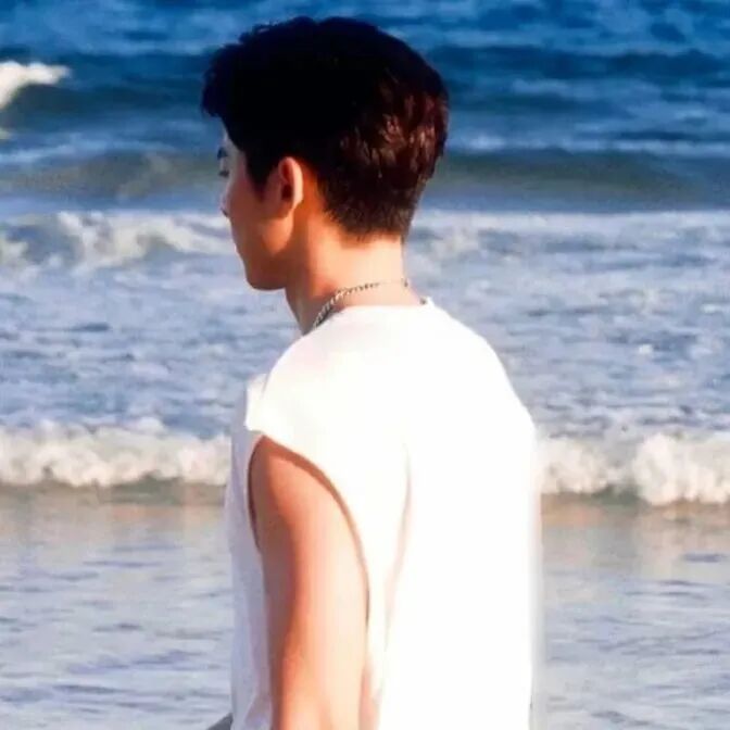 不露脸氛围感海边男生头像
