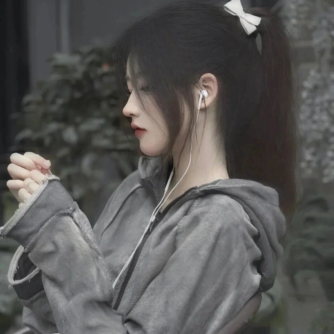侧脸马尾女生头像