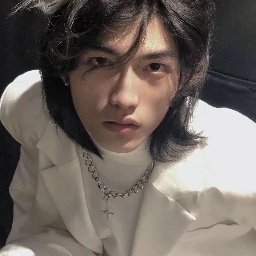 长发男生头像