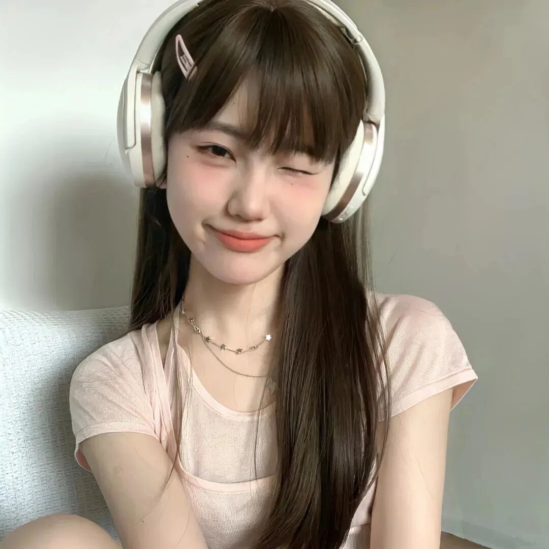 戴耳机甜美爱笑女生头像