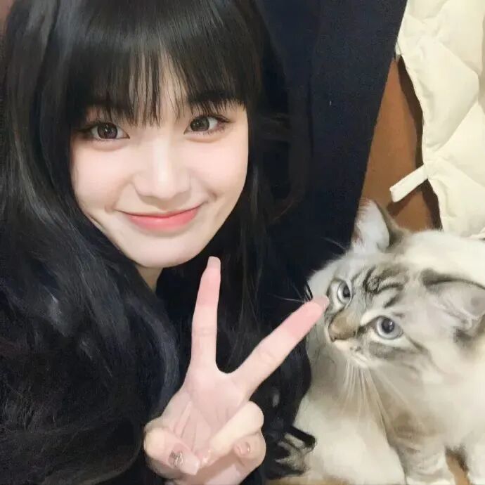 剪刀手甜妹女生头像
