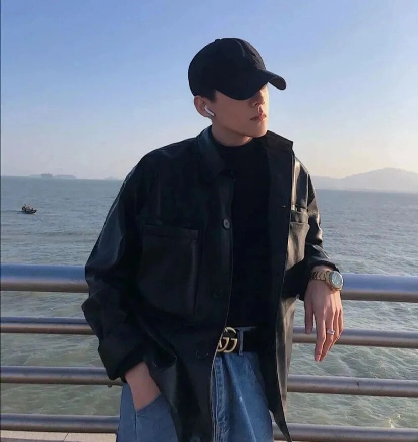 海边戴着帽子侧脸男生头像