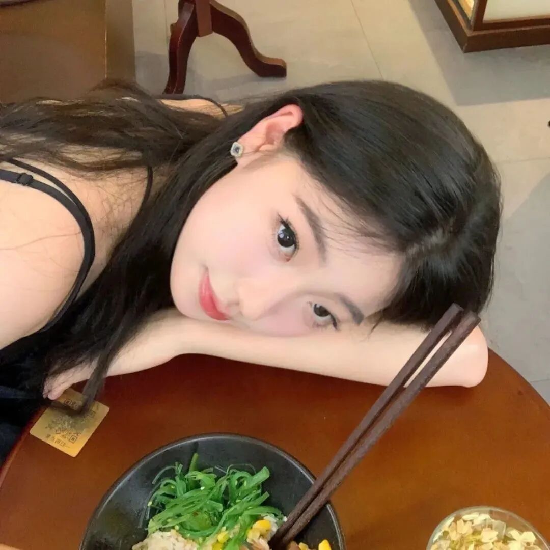 趴桌子女生头像