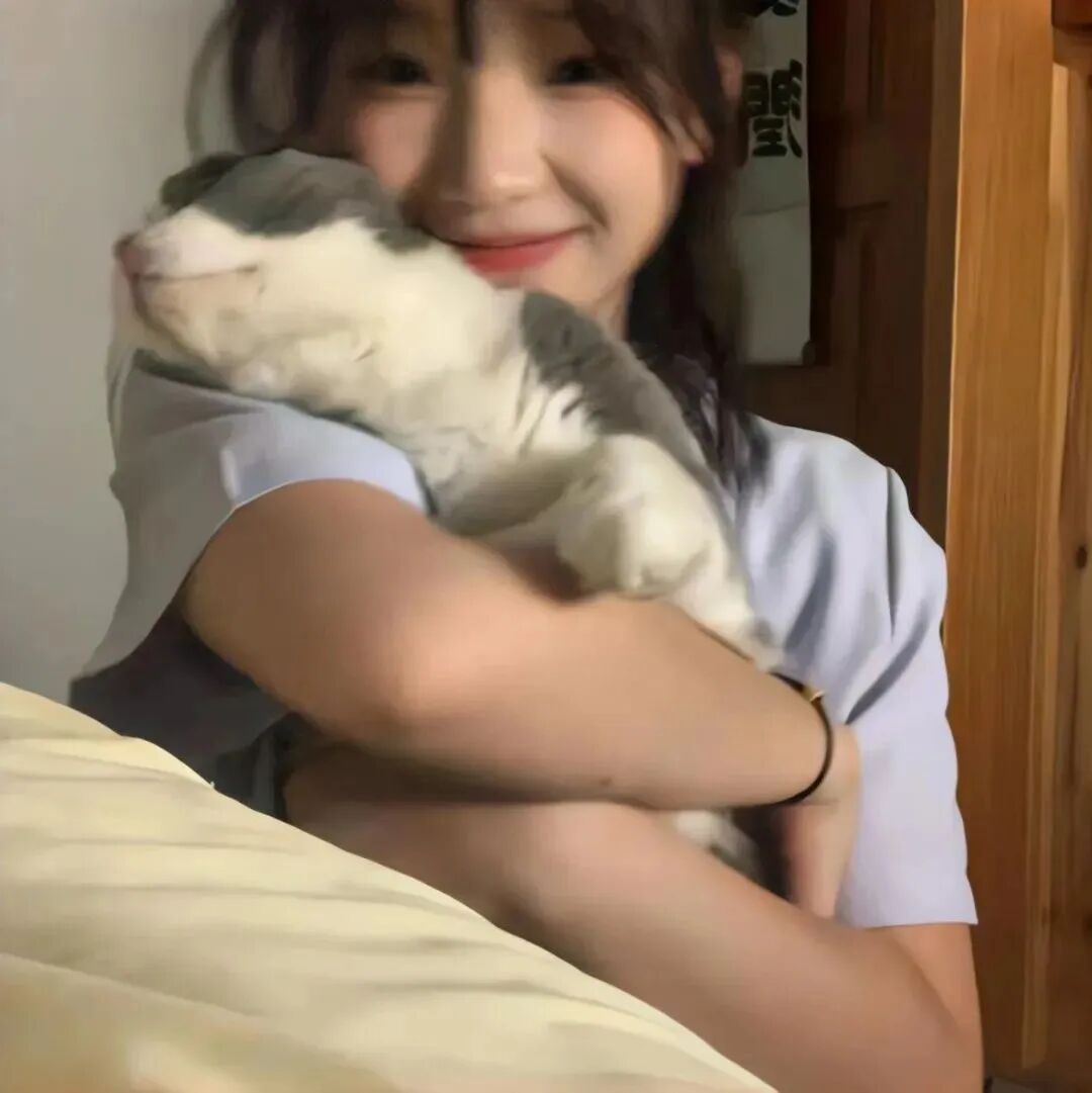 抱着猫咪爱笑甜妹女生头像
