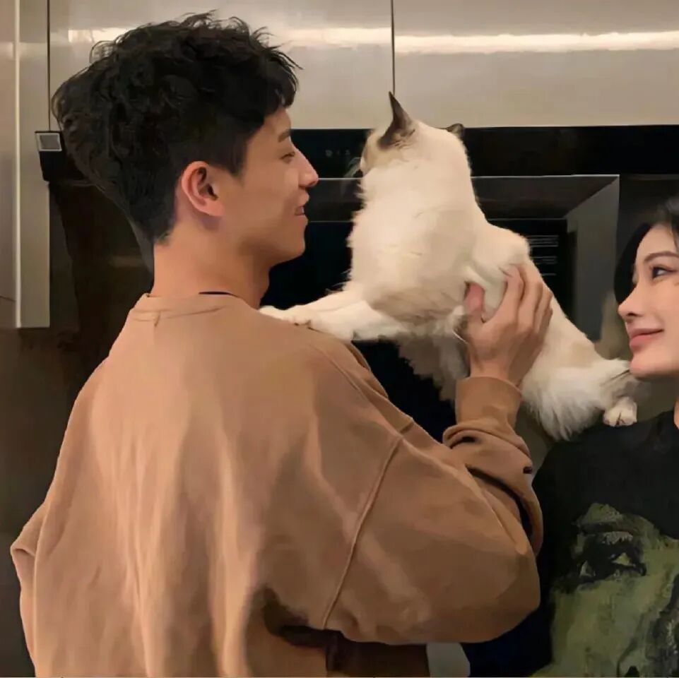 bzmaomqltx抱着猫咪真人情侣头像