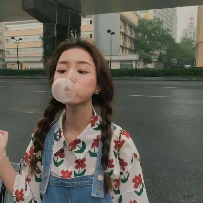 吹泡泡氛围感女生头像