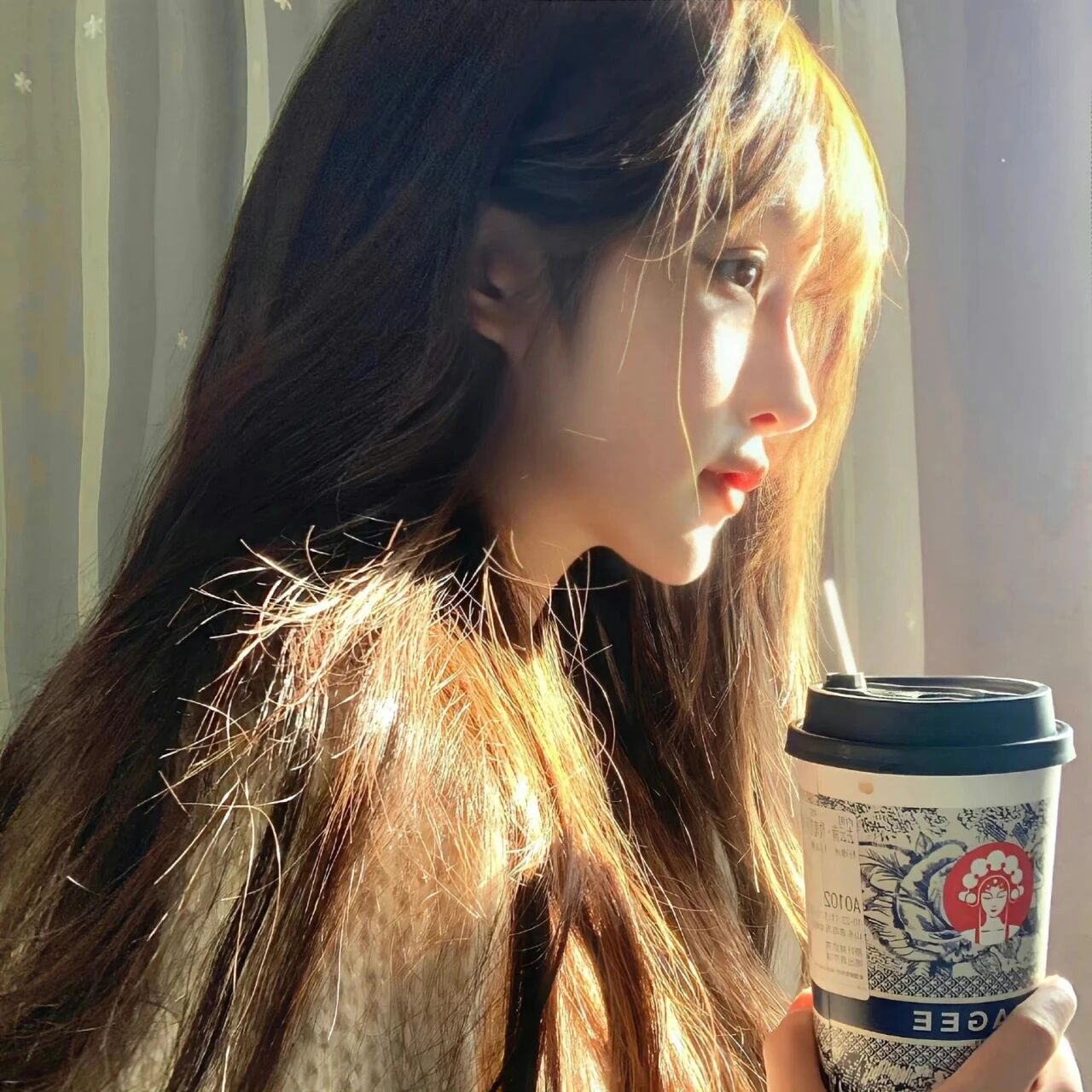 喝奶茶侧脸女生头像