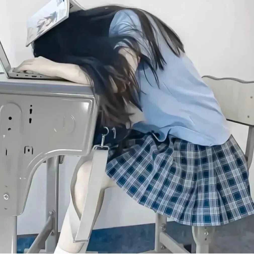 学院趴着不露脸女生头像