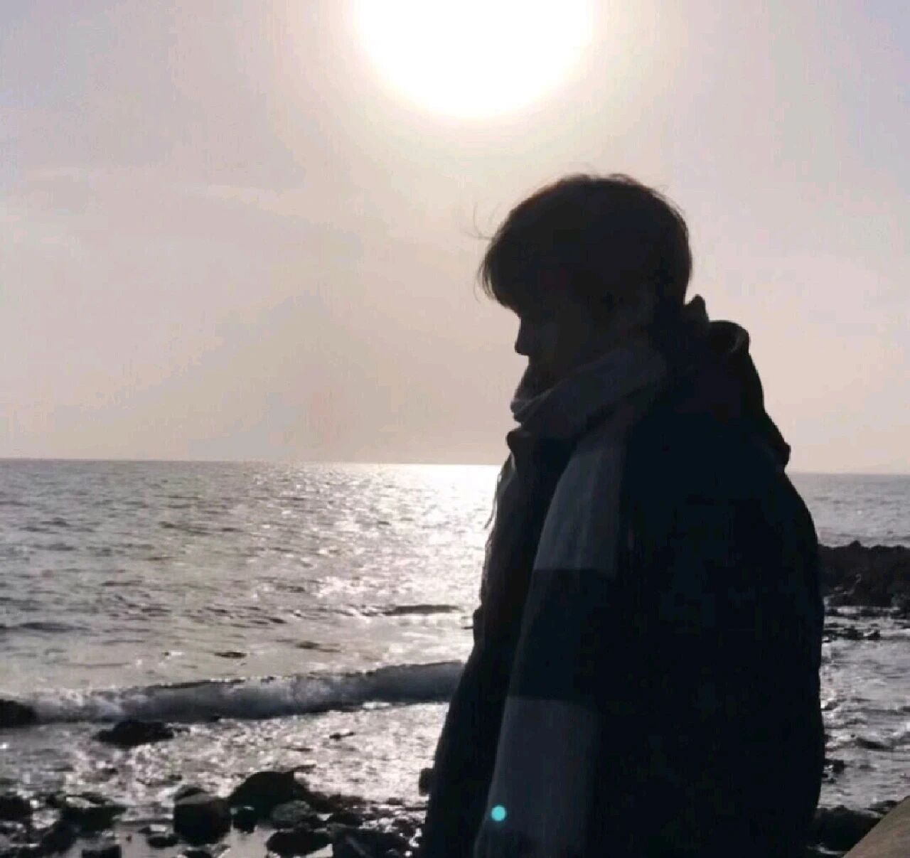 海边侧脸男生头像