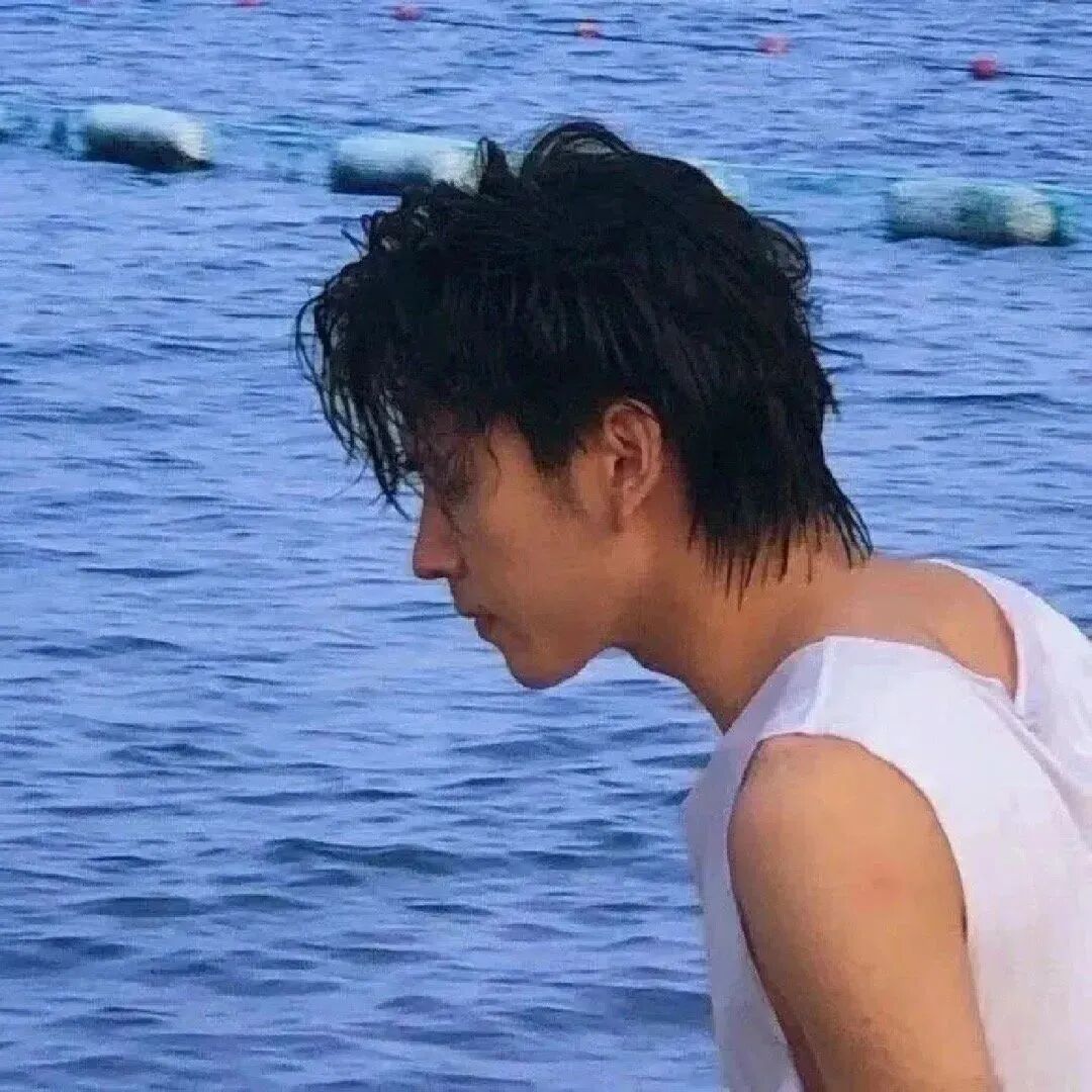 侧脸背心海边男生头像