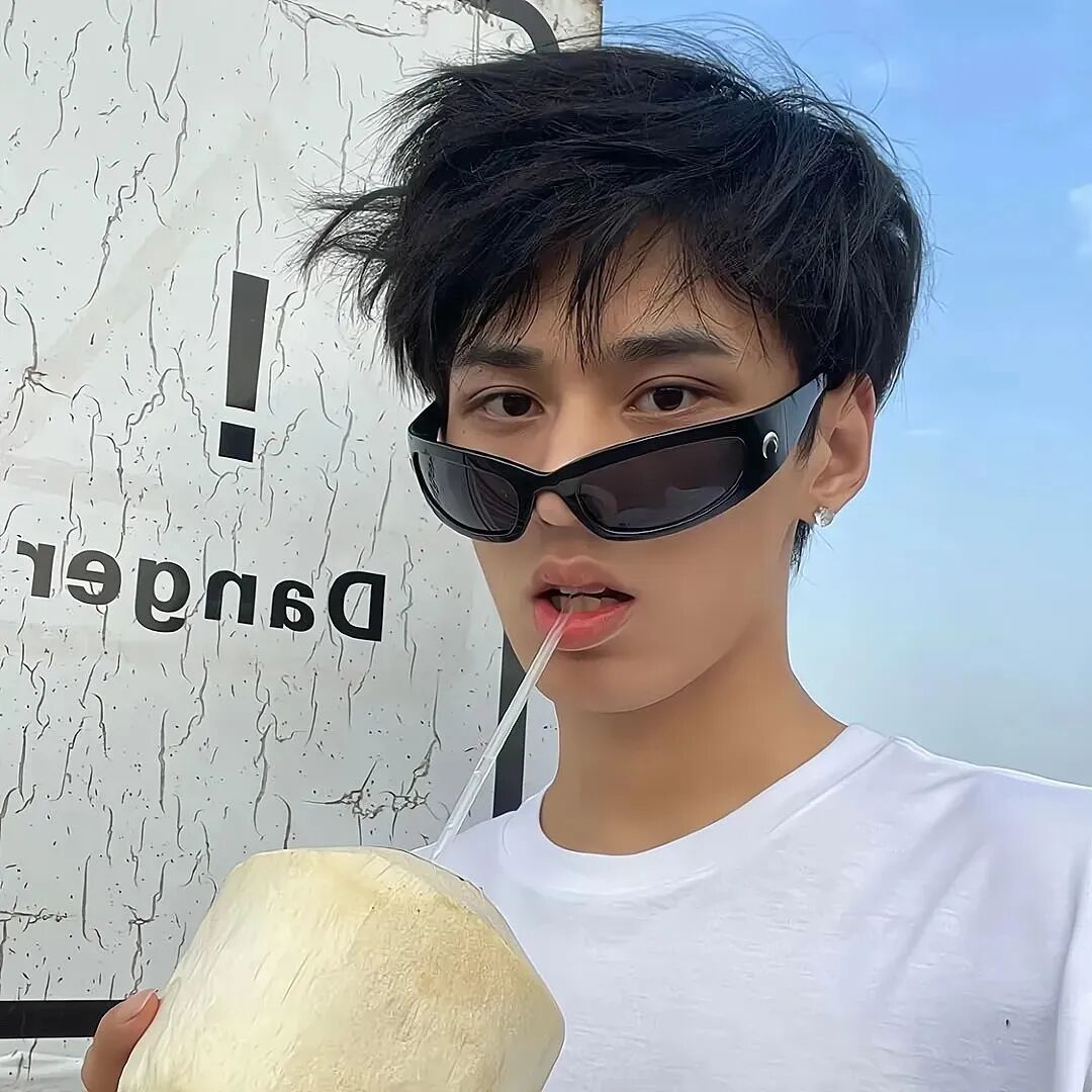 酷酷墨镜男生头像