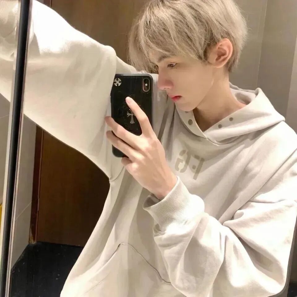侧脸自拍手机男生头像