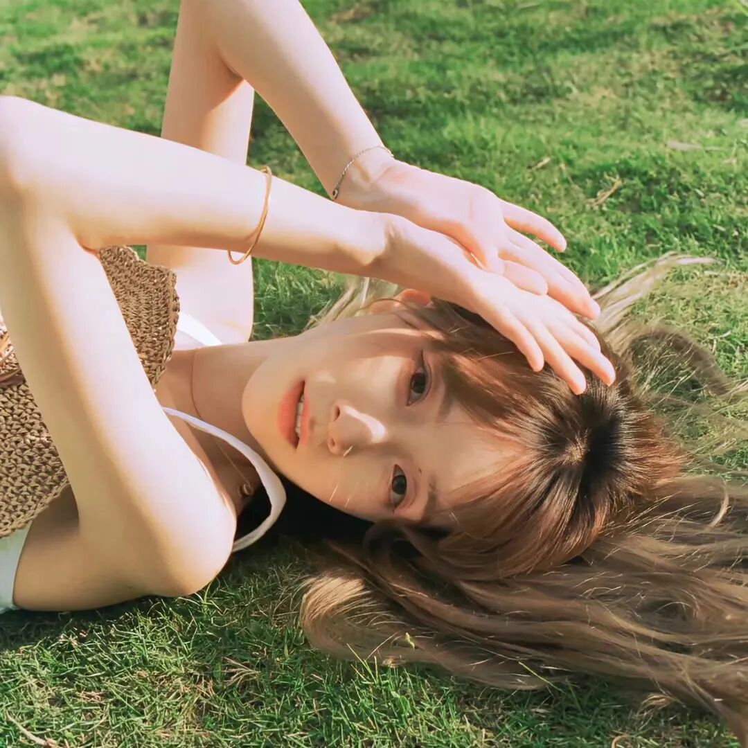 小清新躺着女生头像