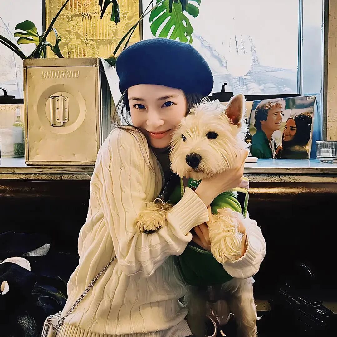 抱着狗狗甜美爱笑女生头像