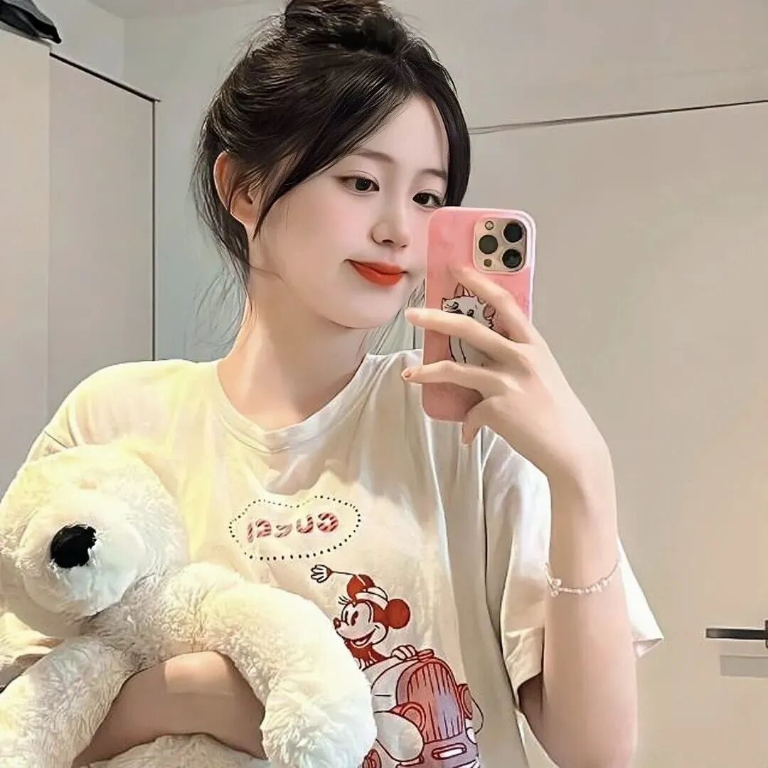 自拍手机抱着狗狗女生头像