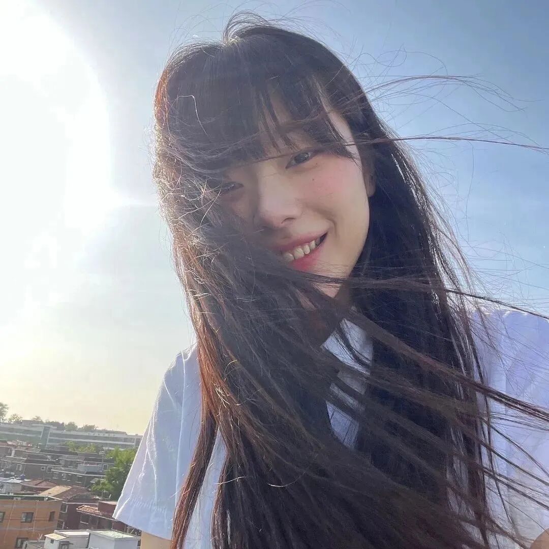 光感甜美爱笑女生头像