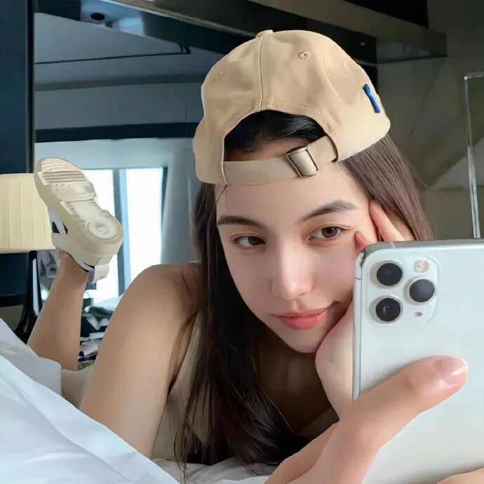 自拍手机女生头像