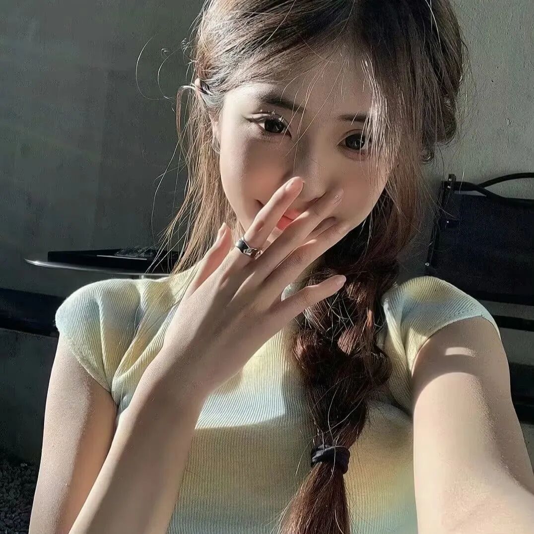 甜美捂嘴女生头像